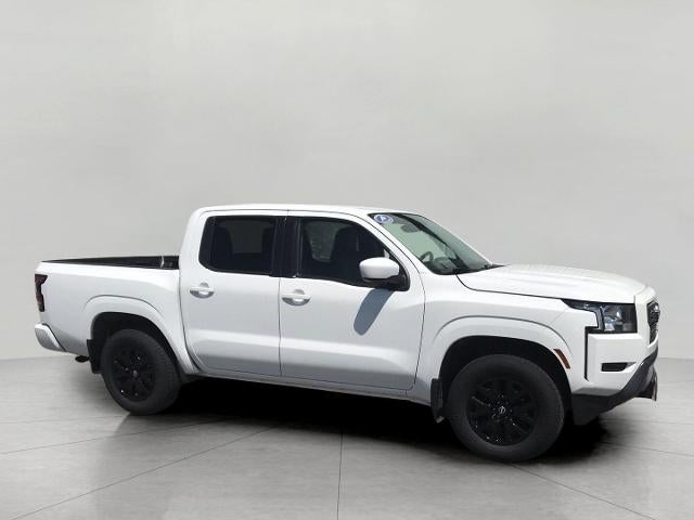 2022 Nissan Frontier Crew Cab 4x4 SV Auto in Glacier White — front three-quarter view